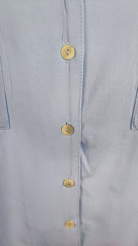 شومیز زنانه وارداتی استوک رنگ آبی روشن، آستین کوتاه، یقه ساده، تنخور فیت و شیک، قد کوتاه، مناسب سایز ۴۰ تا ۴۲، استایل روزمره و مینیمال.