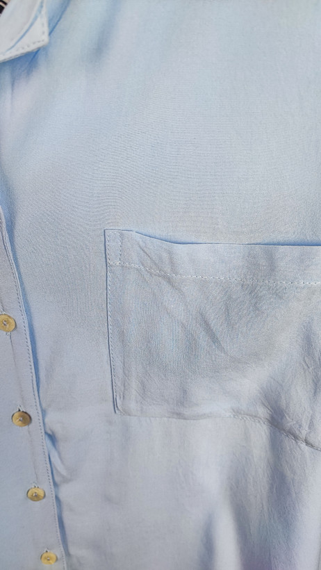 شومیز زنانه وارداتی استوک رنگ آبی روشن، آستین کوتاه، یقه ساده، تنخور فیت و شیک، قد کوتاه، مناسب سایز ۴۰ تا ۴۲، استایل روزمره و مینیمال.