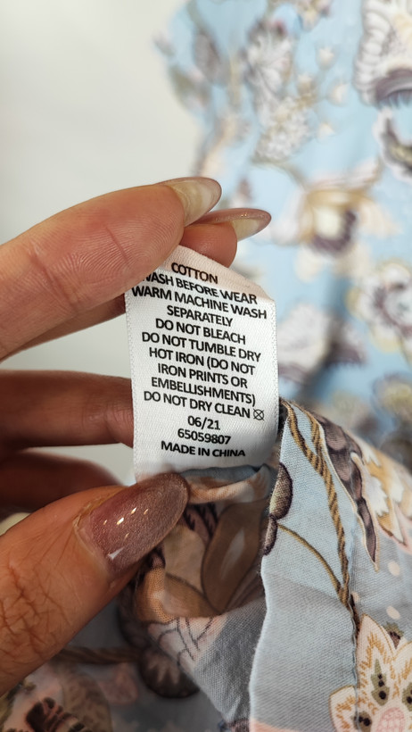 شومیز زنانه وارداتی استوک طرحدار روشن، آستین کوتاه، یقه ساده، تنخور آزاد و مرتب، مناسب سایز ۴۲ تا ۴۴، استایل روزمره و شیک.