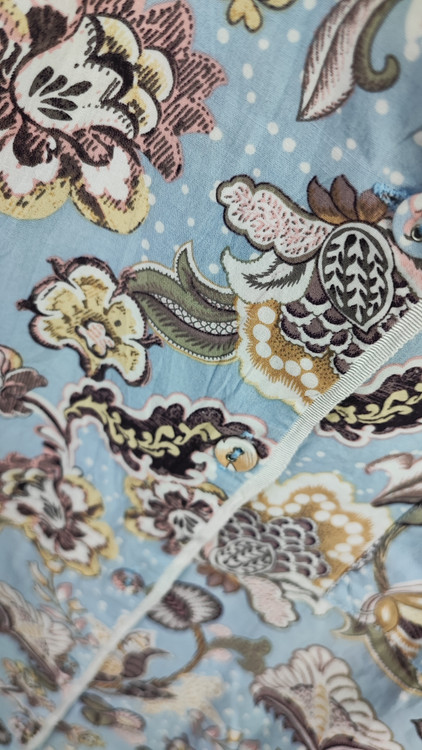 شومیز زنانه وارداتی استوک طرحدار روشن، آستین کوتاه، یقه ساده، تنخور آزاد و مرتب، مناسب سایز ۴۲ تا ۴۴، استایل روزمره و شیک.