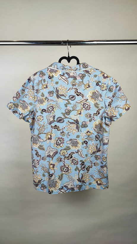 شومیز زنانه وارداتی استوک طرحدار روشن، آستین کوتاه، یقه ساده، تنخور آزاد و مرتب، مناسب سایز ۴۲ تا ۴۴، استایل روزمره و شیک.