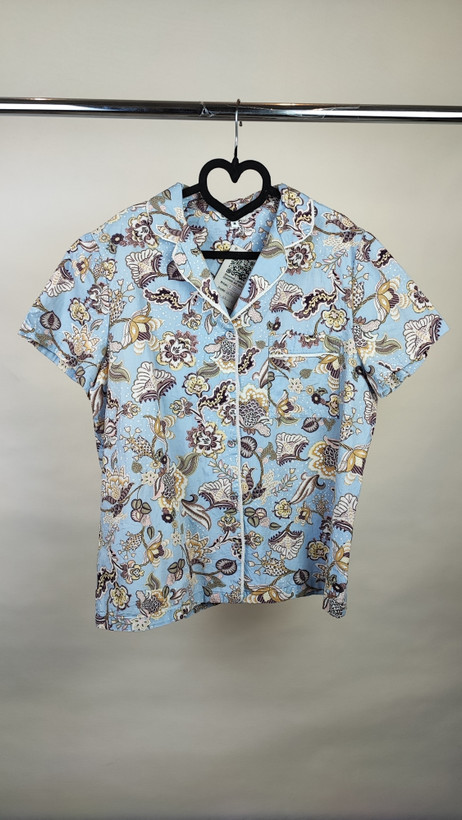 شومیز زنانه وارداتی استوک طرحدار روشن، آستین کوتاه، یقه ساده، تنخور آزاد و مرتب، مناسب سایز ۴۲ تا ۴۴، استایل روزمره و شیک.