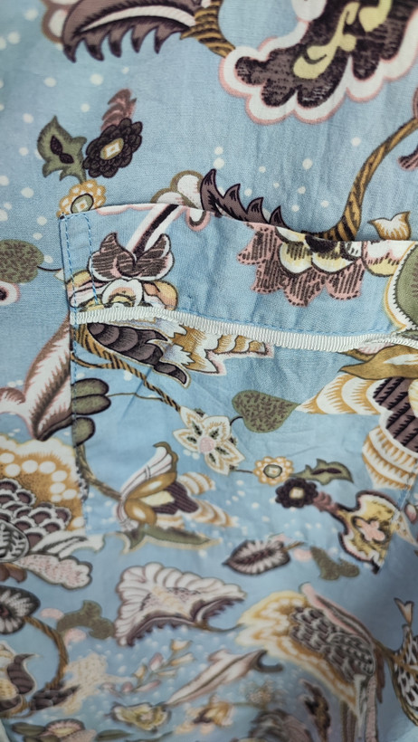 شومیز زنانه وارداتی استوک طرحدار روشن، آستین کوتاه، یقه ساده، تنخور آزاد و مرتب، مناسب سایز ۴۲ تا ۴۴، استایل روزمره و شیک.