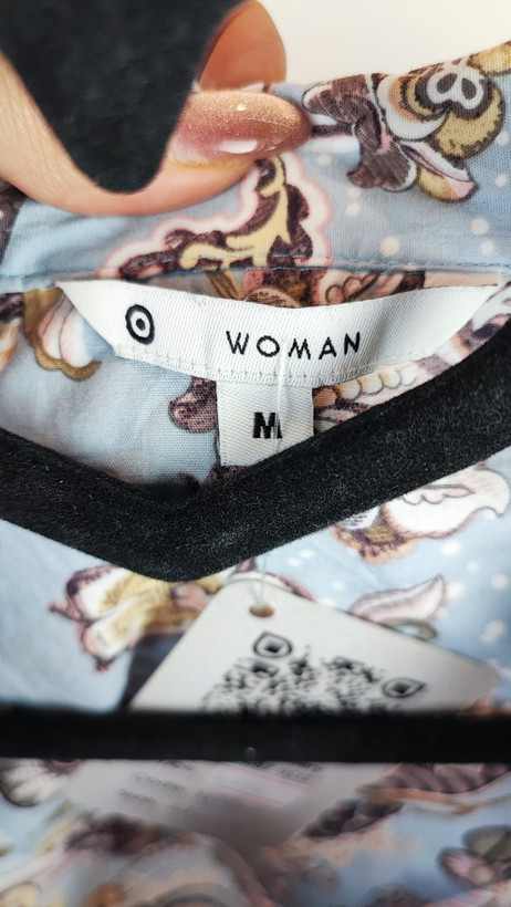 شومیز زنانه وارداتی استوک طرحدار روشن، آستین کوتاه، یقه ساده، تنخور آزاد و مرتب، مناسب سایز ۴۲ تا ۴۴، استایل روزمره و شیک.