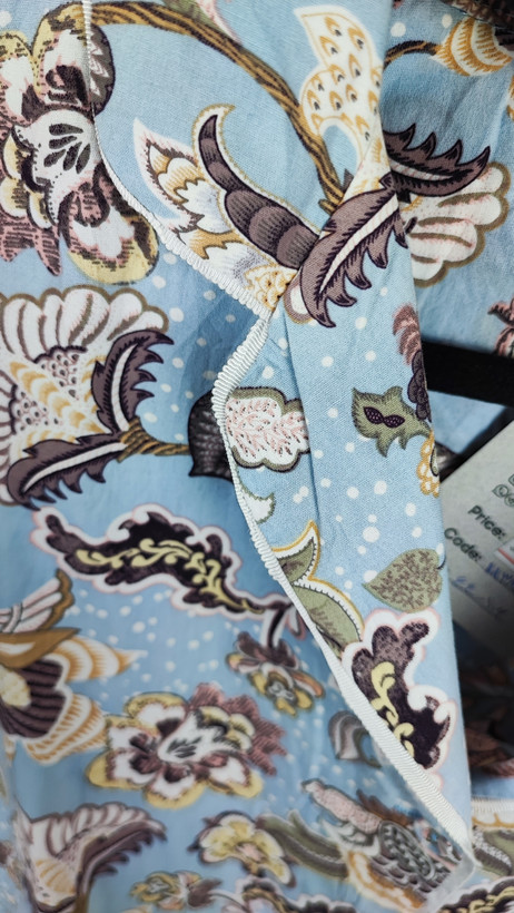 شومیز زنانه وارداتی استوک طرحدار روشن، آستین کوتاه، یقه ساده، تنخور آزاد و مرتب، مناسب سایز ۴۲ تا ۴۴، استایل روزمره و شیک.