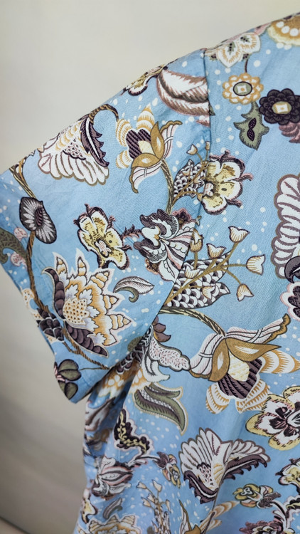 شومیز زنانه وارداتی استوک طرحدار روشن، آستین کوتاه، یقه ساده، تنخور آزاد و مرتب، مناسب سایز ۴۲ تا ۴۴، استایل روزمره و شیک.