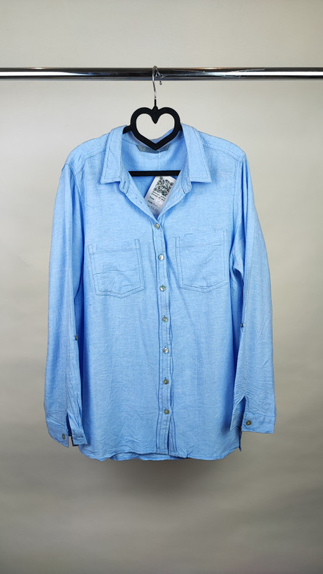 شومیز زنانه وارداتی استوک آبی روشن، آستین بلند، یقه ساده، تنخور آزاد و شیک، مناسب سایز ۴۴ تا ۴۶، استایل روزمره و نیمهرسمی.