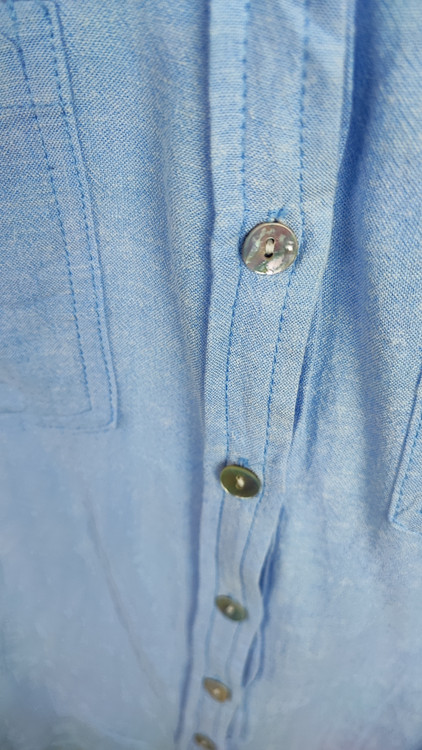 شومیز زنانه وارداتی استوک آبی روشن، آستین بلند، یقه ساده، تنخور آزاد و شیک، مناسب سایز ۴۴ تا ۴۶، استایل روزمره و نیمهرسمی.