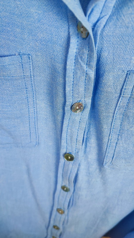 شومیز زنانه وارداتی استوک آبی روشن، آستین بلند، یقه ساده، تنخور آزاد و شیک، مناسب سایز ۴۴ تا ۴۶، استایل روزمره و نیمهرسمی.