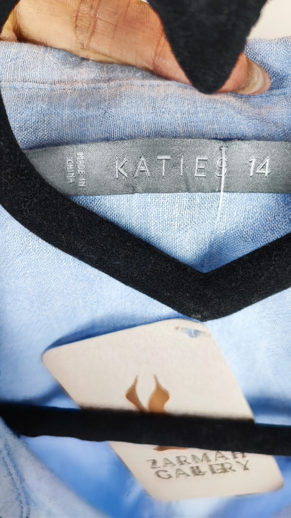 شومیز زنانه وارداتی استوک آبی روشن، آستین بلند، یقه ساده، تنخور آزاد و شیک، مناسب سایز ۴۴ تا ۴۶، استایل روزمره و نیمهرسمی.