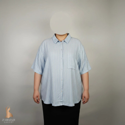 شومیز زنانه وارداتی استوک آبی روشن، آستین کوتاه، یقه ساده، تنخور آزاد و راحت، مناسب سایز ۴۸ تا ۵۰، مناسب استایل روزمره و نیمهرسمی.