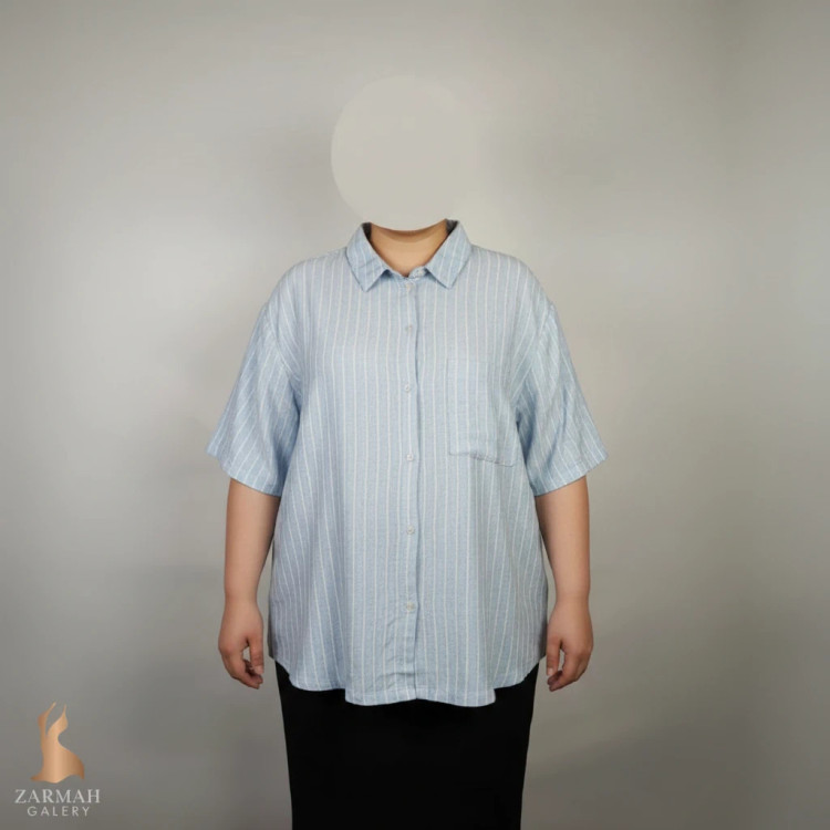 شومیز زنانه وارداتی استوک آبی روشن، آستین کوتاه، یقه ساده، تنخور آزاد و راحت، مناسب سایز ۴۸ تا ۵۰، مناسب استایل روزمره و نیمهرسمی.