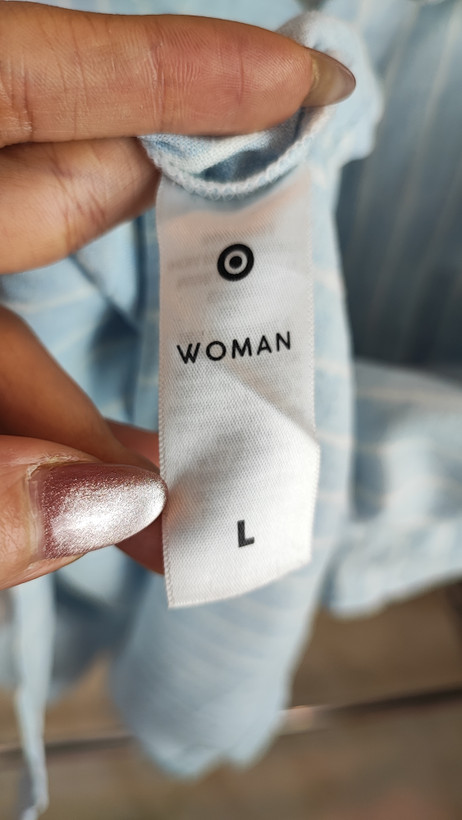 شومیز زنانه وارداتی استوک آبی روشن، آستین کوتاه، یقه ساده، تنخور آزاد و راحت، مناسب سایز ۴۸ تا ۵۰، مناسب استایل روزمره و نیمهرسمی.