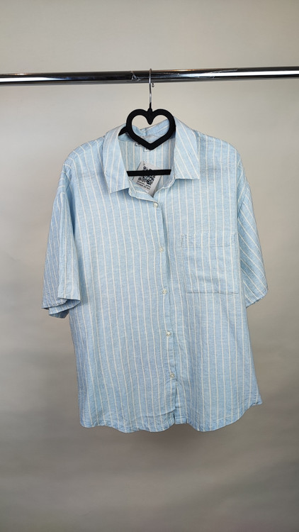 شومیز زنانه وارداتی استوک آبی روشن، آستین کوتاه، یقه ساده، تنخور آزاد و راحت، مناسب سایز ۴۸ تا ۵۰، مناسب استایل روزمره و نیمهرسمی.