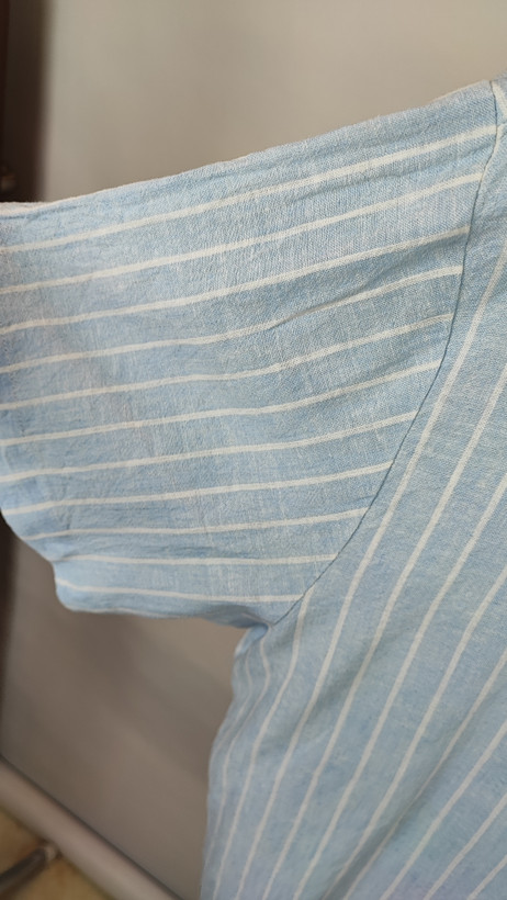 شومیز زنانه وارداتی استوک آبی روشن، آستین کوتاه، یقه ساده، تنخور آزاد و راحت، مناسب سایز ۴۸ تا ۵۰، مناسب استایل روزمره و نیمهرسمی.