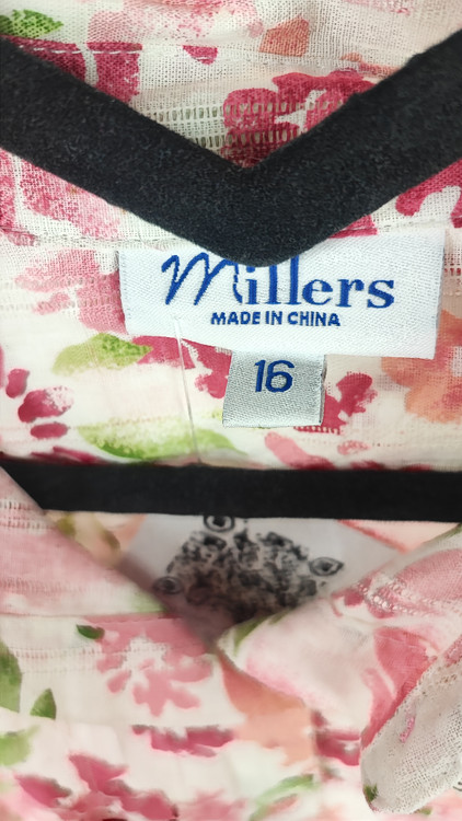 شومیز زنانه وارداتی استوک طرحدار گلدار، آستین کوتاه، تنخور آزاد، مناسب سایز ۴۸ تا ۵۰، استایل روزمره و راحت.