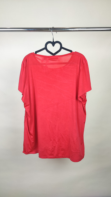 شومیز زنانه وارداتی استوک رنگ قرمز، آستین کوتاه، یقه ساده، تنخور آزاد و راحت، مناسب سایز ۵۰ تا ۵۲، مناسب استایل روزمره.