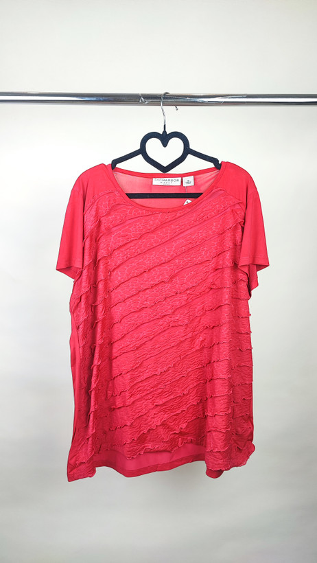 شومیز زنانه وارداتی استوک رنگ قرمز، آستین کوتاه، یقه ساده، تنخور آزاد و راحت، مناسب سایز ۵۰ تا ۵۲، مناسب استایل روزمره.