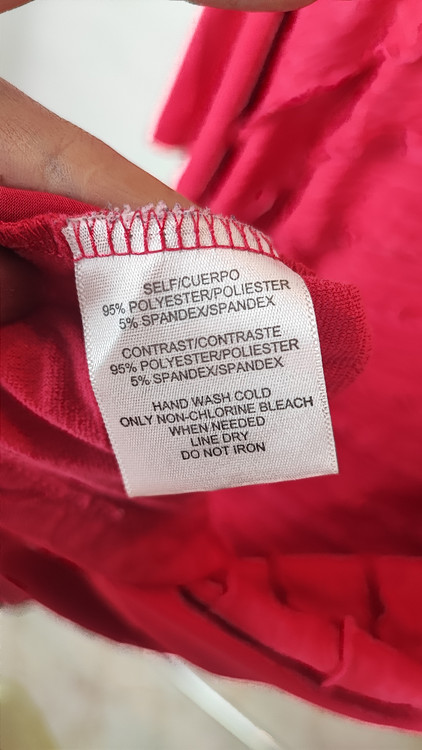 شومیز زنانه وارداتی استوک رنگ قرمز، آستین کوتاه، یقه ساده، تنخور آزاد و راحت، مناسب سایز ۵۰ تا ۵۲، مناسب استایل روزمره.