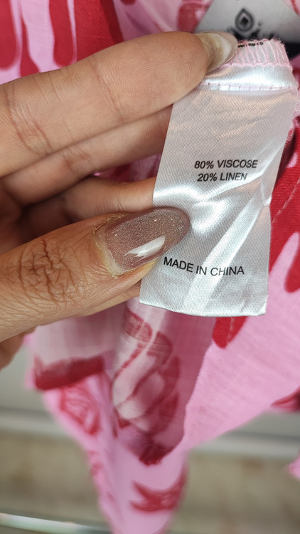 شومیز زنانه وارداتی استوک طرحدار صورتی، آستین کوتاه، تنخور آزاد، مناسب سایز ۴۲ تا ۴۴، مناسب استایل روزمره.