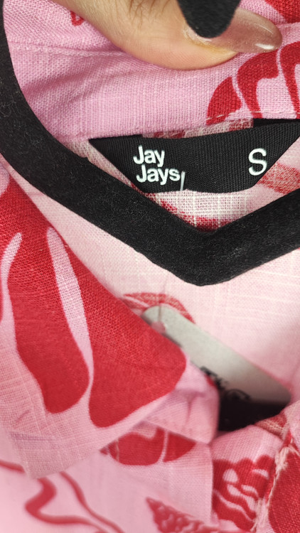 شومیز زنانه وارداتی استوک طرحدار صورتی، آستین کوتاه، تنخور آزاد، مناسب سایز ۴۲ تا ۴۴، مناسب استایل روزمره.