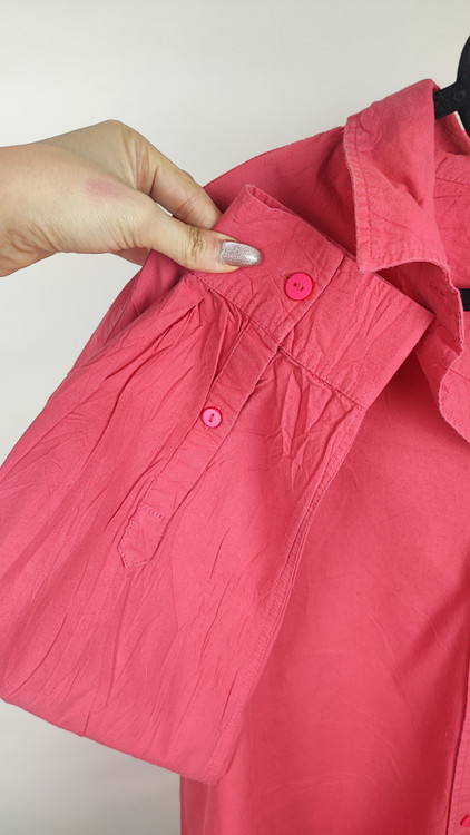 شومیز زنانه وارداتی استوک صورتی، آستین بلند، یقه ساده، تنخور آزاد و راحت، مناسب سایز ۵۴ تا ۵۶، مناسب استایل روزمره و نیمهرسمی.