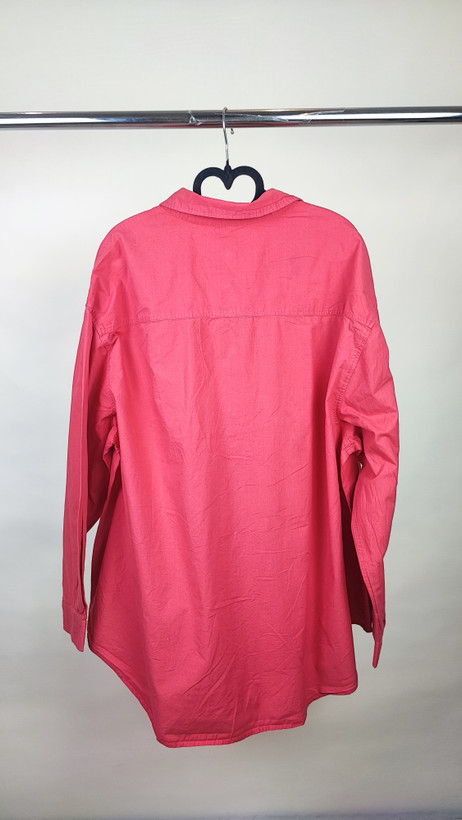 شومیز زنانه وارداتی استوک صورتی، آستین بلند، یقه ساده، تنخور آزاد و راحت، مناسب سایز ۵۴ تا ۵۶، مناسب استایل روزمره و نیمهرسمی.