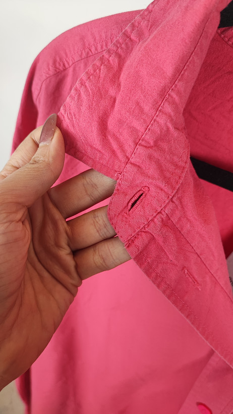 شومیز زنانه وارداتی استوک صورتی، آستین بلند، یقه ساده، تنخور آزاد و راحت، مناسب سایز ۵۴ تا ۵۶، مناسب استایل روزمره و نیمهرسمی.