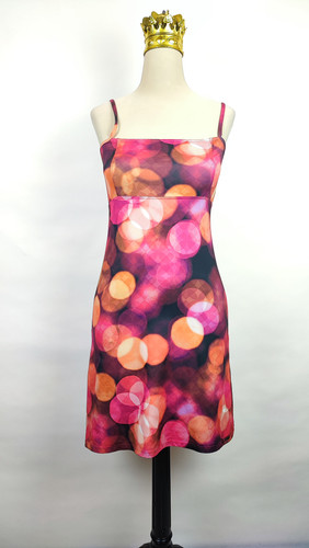 پیراهن زنانه استوک وارداتی با طرح شیشهای فانتزی و رنگهای شاد، مناسب برای مهمانیها و استفاده روزمره.