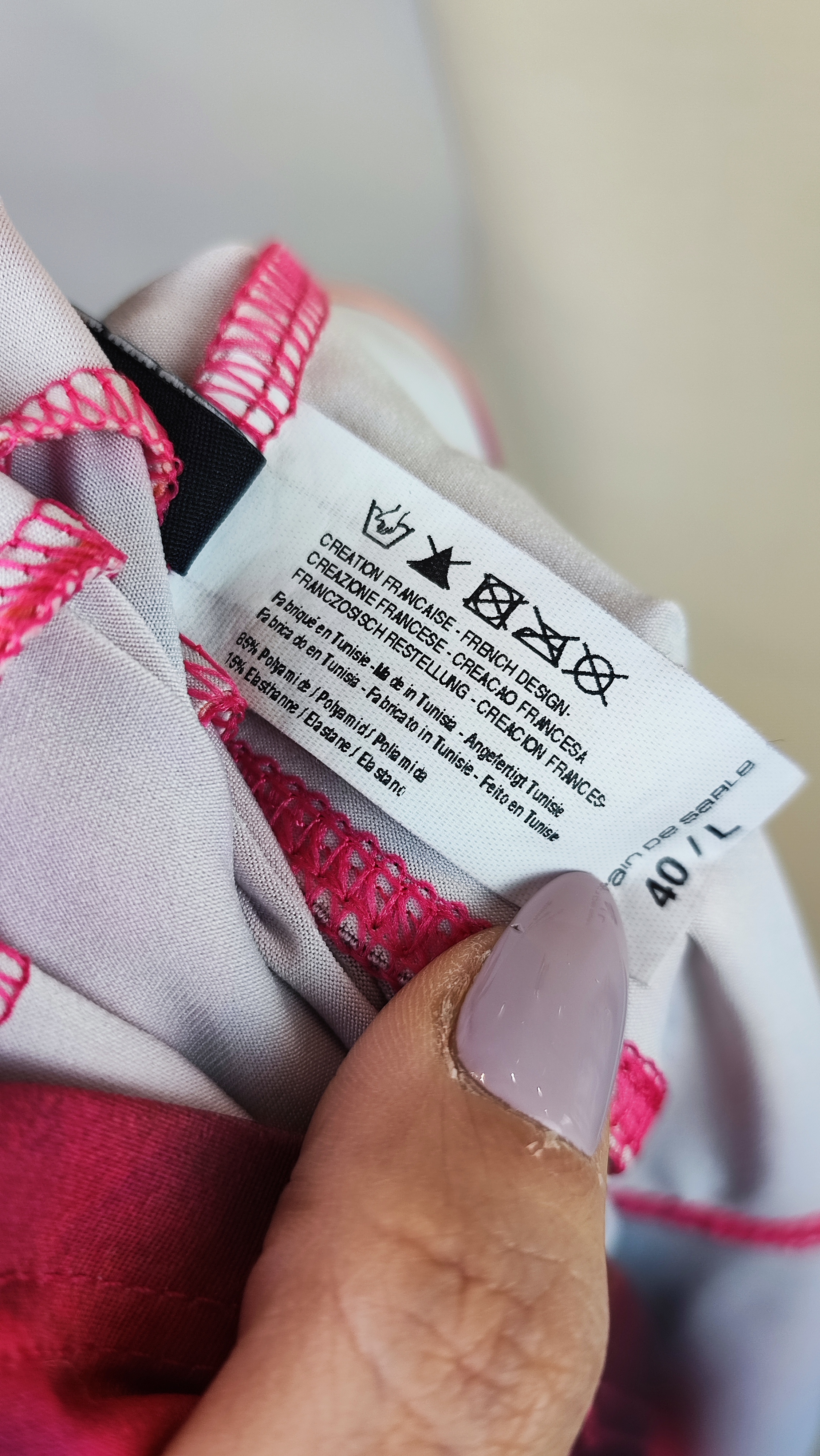 پیراهن زنانه استوک وارداتی با طرح شیشهای فانتزی و رنگهای شاد، مناسب برای مهمانیها و استفاده روزمره.