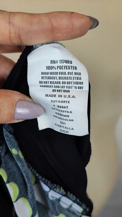 پیراهن زنانه استوک وارداتی با طرح هندسی رنگی شیک و جذاب، مناسب برای مهمانیها و استفاده روزمره.