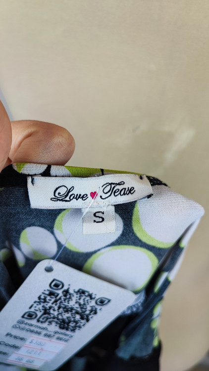 پیراهن زنانه استوک وارداتی با طرح هندسی رنگی شیک و جذاب، مناسب برای مهمانیها و استفاده روزمره.