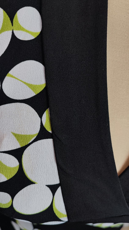 پیراهن زنانه استوک وارداتی با طرح هندسی رنگی شیک و جذاب، مناسب برای مهمانیها و استفاده روزمره.