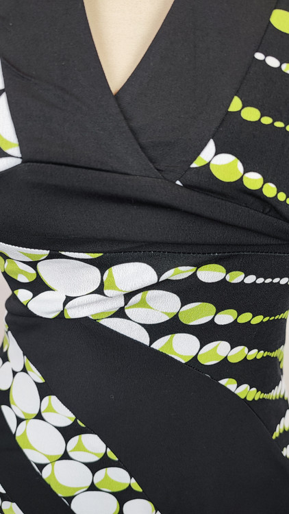 پیراهن زنانه استوک وارداتی با طرح هندسی رنگی شیک و جذاب، مناسب برای مهمانیها و استفاده روزمره.