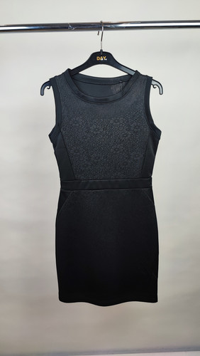 پیراهن زنانه استوک وارداتی مشکی با طراحی خاص و شیک، مناسب برای مجالس و مهمانیها.