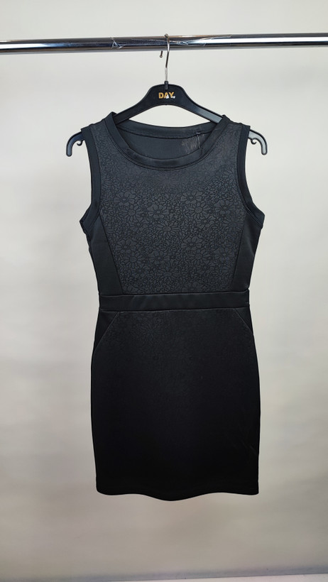 پیراهن زنانه استوک وارداتی مشکی با طراحی خاص و شیک، مناسب برای مجالس و مهمانیها.