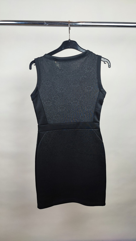 پیراهن زنانه استوک وارداتی مشکی با طراحی خاص و شیک، مناسب برای مجالس و مهمانیها.