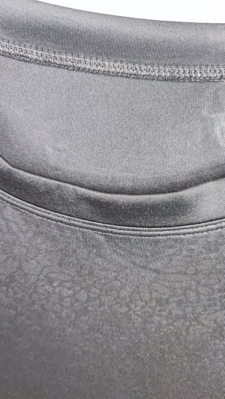 پیراهن زنانه استوک وارداتی مشکی با طراحی خاص و شیک، مناسب برای مجالس و مهمانیها.