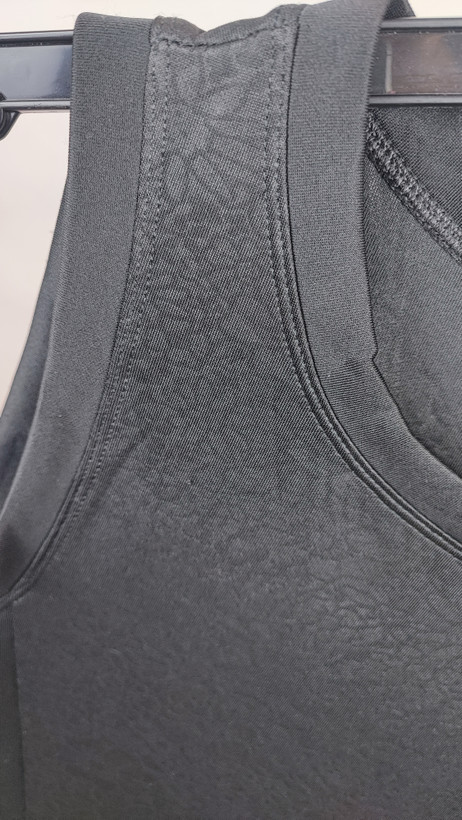 پیراهن زنانه استوک وارداتی مشکی با طراحی خاص و شیک، مناسب برای مجالس و مهمانیها.