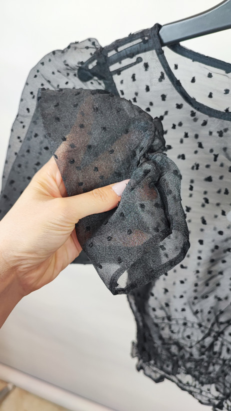 شومیز زنانه استوک وارداتی مشکی با طرح ظریف و نخی، مناسب برای استایلهای روزمره و مجلسی.