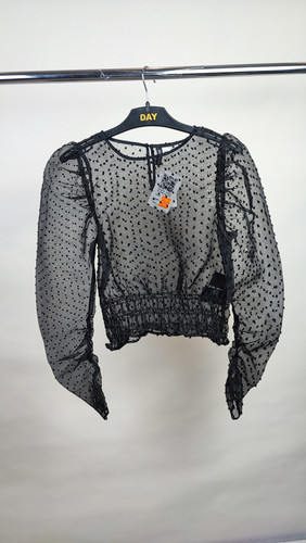 شومیز زنانه استوک وارداتی مشکی با طرح ظریف و نخی، مناسب برای استایلهای روزمره و مجلسی.