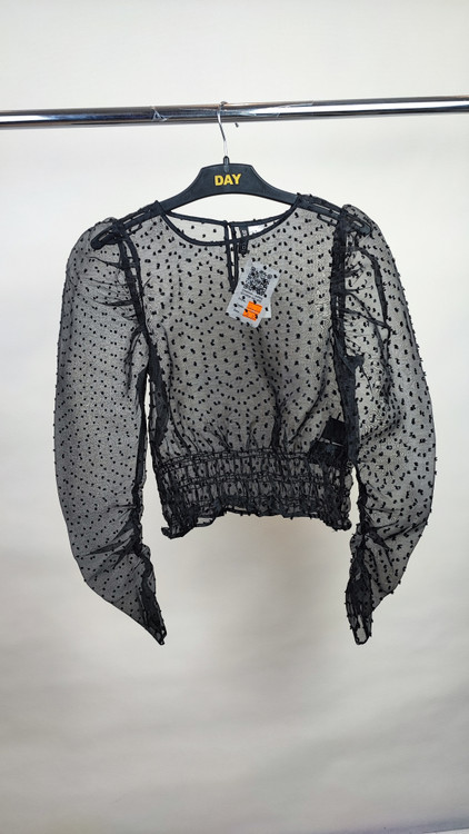 شومیز زنانه استوک وارداتی مشکی با طرح ظریف و نخی، مناسب برای استایلهای روزمره و مجلسی.