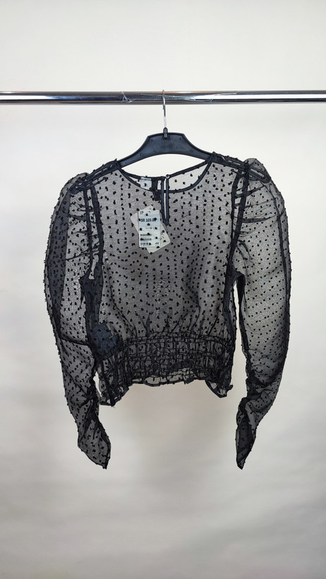 شومیز زنانه استوک وارداتی مشکی با طرح ظریف و نخی، مناسب برای استایلهای روزمره و مجلسی.