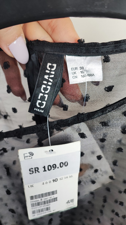 شومیز زنانه استوک وارداتی مشکی با طرح ظریف و نخی، مناسب برای استایلهای روزمره و مجلسی.