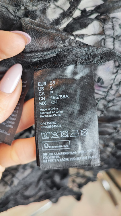 شومیز زنانه استوک وارداتی مشکی با طرح ظریف و نخی، مناسب برای استایلهای روزمره و مجلسی.