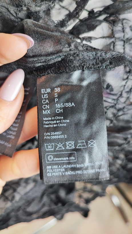 شومیز زنانه استوک وارداتی مشکی با طرح ظریف و نخی، مناسب برای استایلهای روزمره و مجلسی.