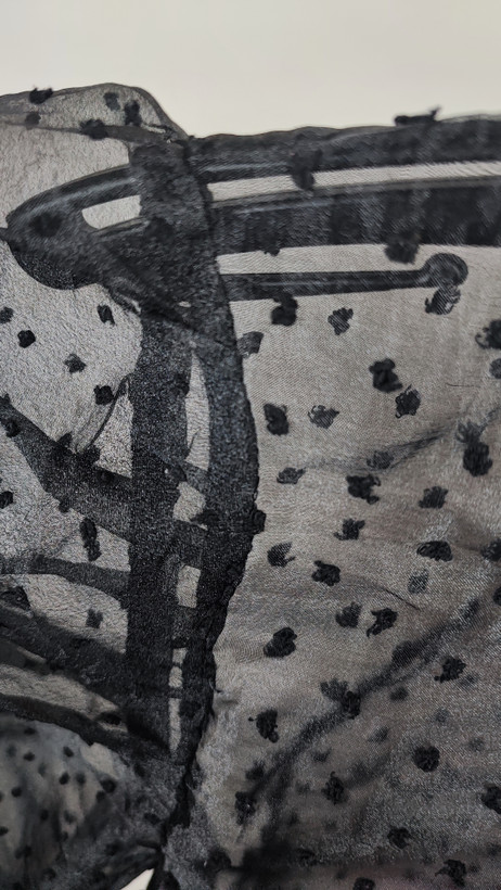 شومیز زنانه استوک وارداتی مشکی با طرح ظریف و نخی، مناسب برای استایلهای روزمره و مجلسی.