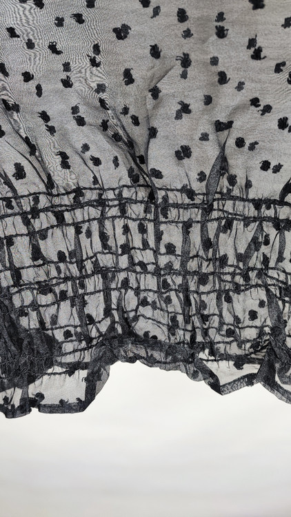 شومیز زنانه استوک وارداتی مشکی با طرح ظریف و نخی، مناسب برای استایلهای روزمره و مجلسی.