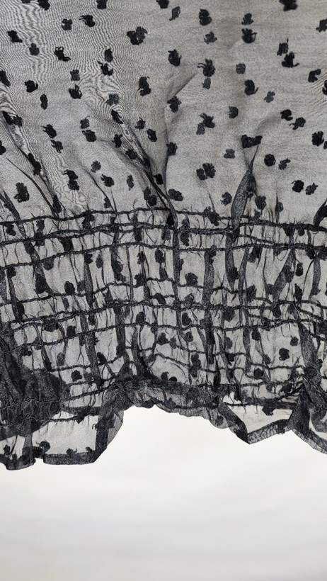 شومیز زنانه استوک وارداتی مشکی با طرح ظریف و نخی، مناسب برای استایلهای روزمره و مجلسی.