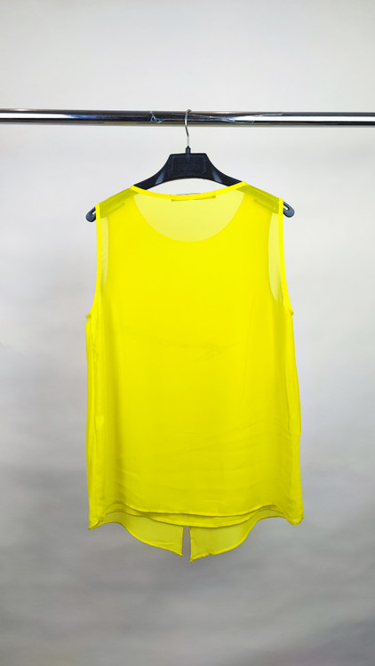 تاپ زنانه استوک وارداتی رنگ زنده با ایراد لکه، مناسب برای استفاده روزمره با تخفیف ویژه